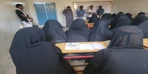 مدير غيل بن يمين ورئيس مؤسسة قلم للإبداع يزوران برنامج قلمي 2023 لتعليم 107 فتيات في نحب